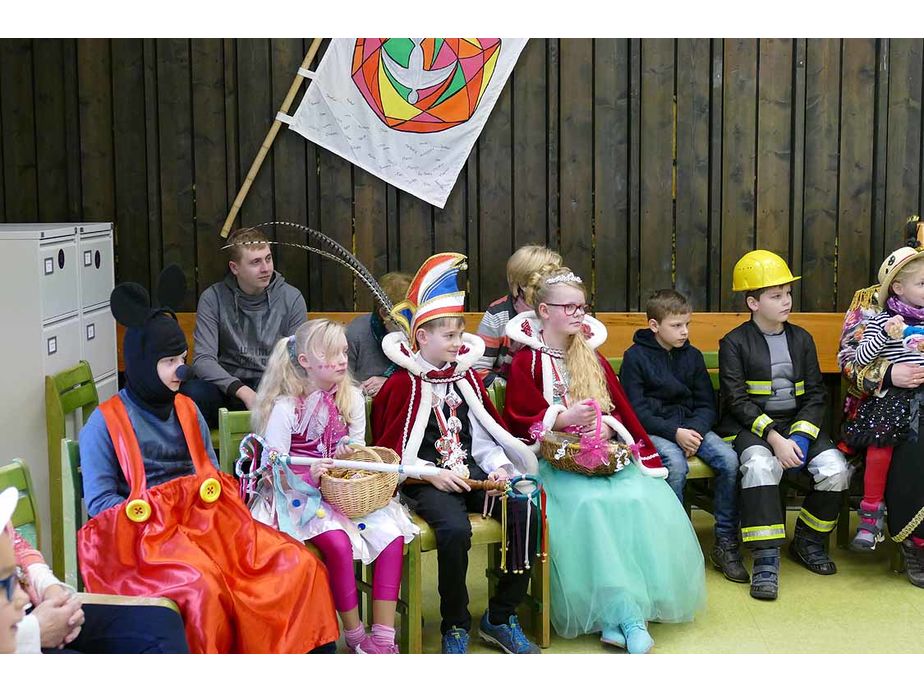 Naumburger Prinzenpaare mit Hofnarren besuchen den Kindergottesdienst (Foto: Karl-Franz Thiede)